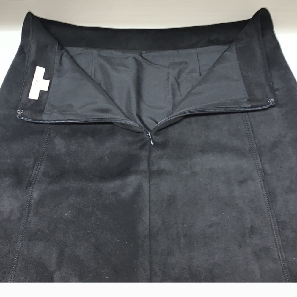 LOFT Faux Suede Mini Skirt in Black Pockets Back Zipper Size 10● - Picture 5 of 9